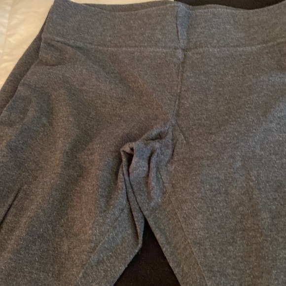 Two pairs Hue leggings. One Black and One Charcoal. Medium. - Picture 4 of 8